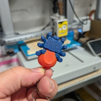 Pająk al'a Chromatopelma cyaneopubescens - brelok do kluczy